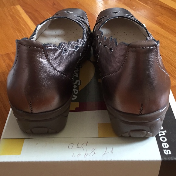 Like New Spring Step Metallic Shoes - Picture 4 of 8
